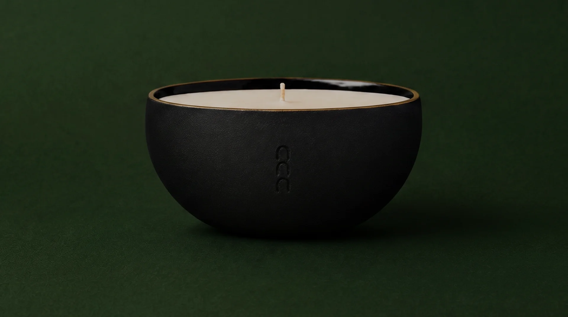 Close-up of Vasija and Velon soy candle with wood-like textured ceramic finish